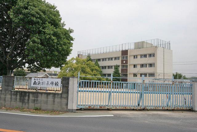 Primary school. 1310m to the south Ikeda Elementary School