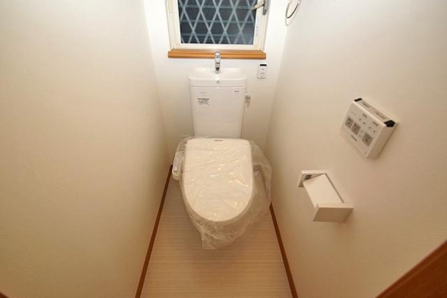 Toilet. cross / Floor CF re-covered settled