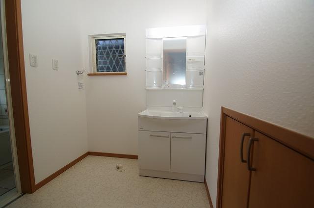 Wash basin, toilet. cross / Floor CF re-covered settled