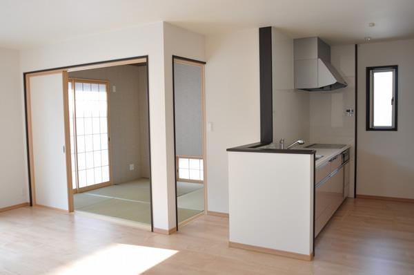 Building plan example (introspection photo). living ・ Japanese-style space that follows from dining, Convenient even when the visitor. ( ※ Local No. 20 place / 2012. November shooting)