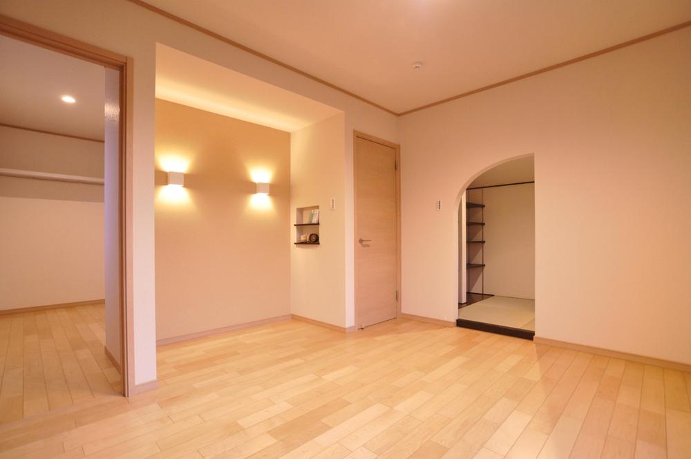 Model house photo. The main bedroom place a walk-in closet and study.