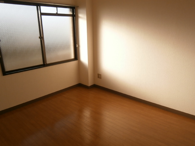 Other room space. Entrance next to the Western-style