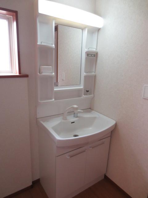 Wash basin, toilet.  ☆ Shampoo dresser ☆
