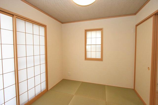 Non-living room. Japanese-style room next to the living room