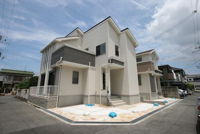 Local appearance photo. One standard-sized car / Mini one parking OK!