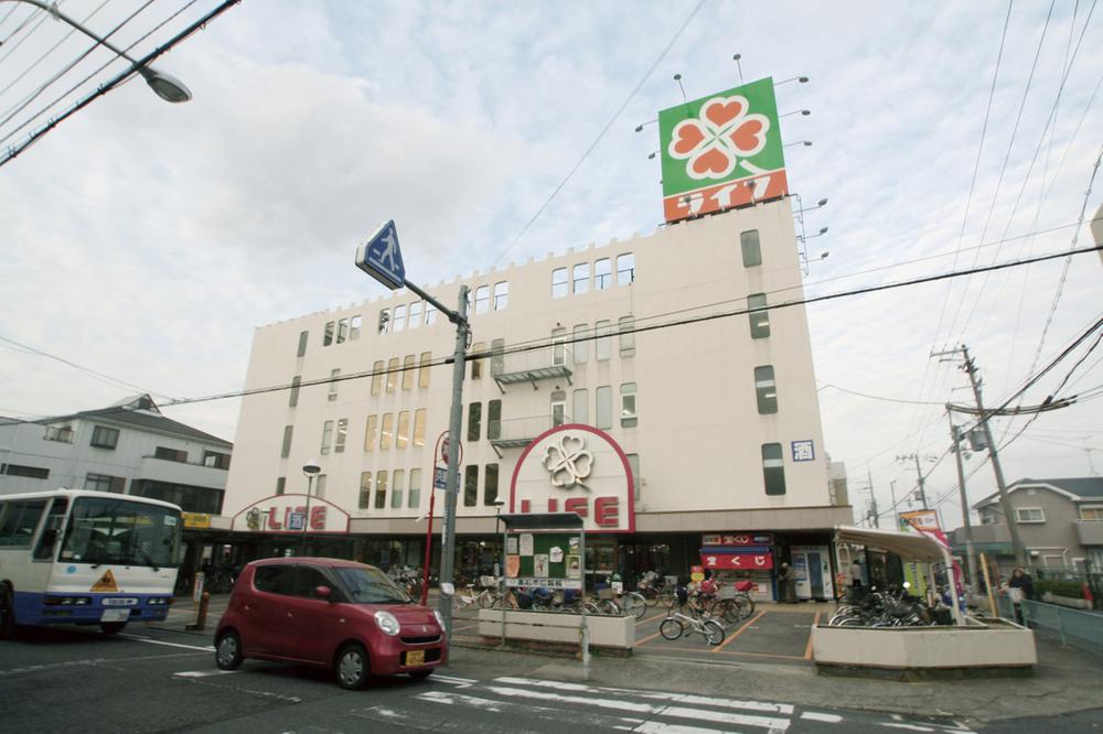 Supermarket. There is a 2-minute walk from the 1160m Takaishi Station to life, Grocery department 9:00 ~ Life operating until 22:00. Even rich !! admission fee lineup of original products ・ To take advantage of the annual fee point card of, Trying to good shopping