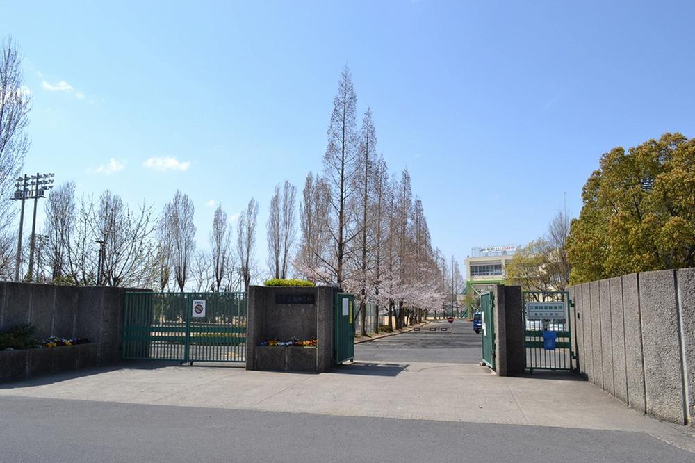 Junior high school. It incorporates a lot of team learning in order to promote the 1250m "fellow made" to Tomiaki junior high school, From the AC, such as experiential learning and childcare training, Elementary schools and the coercive ・ kindergarten ・ Promote cooperation with the local community. Also, It has recommended research and organization making food education guidance