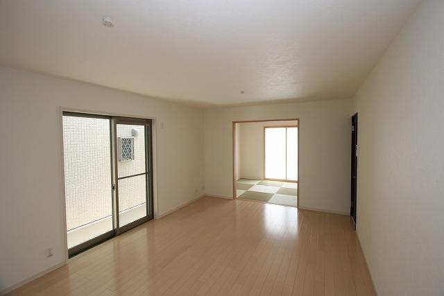 Same specifications photos (living)