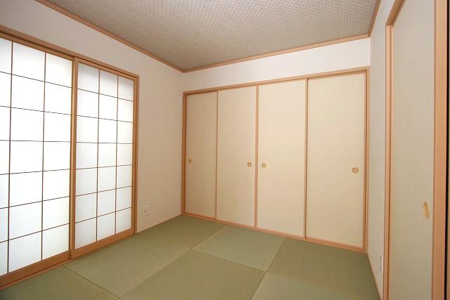 Non-living room. 4.5 Pledge of Japanese-style room is adjacent to the living room.