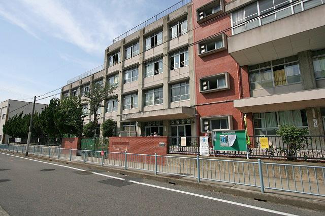 Primary school. Jonan to elementary school 900m