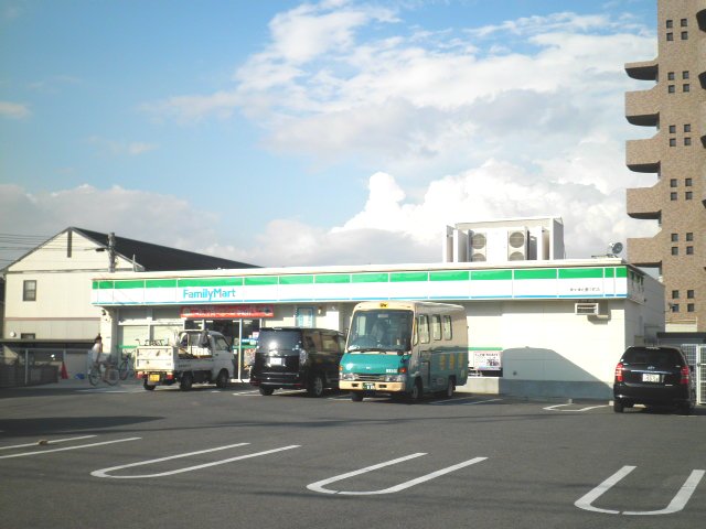 Convenience store. FamilyMart Izumiotsu Kitatoyonaka the town store (convenience store) up to 32m