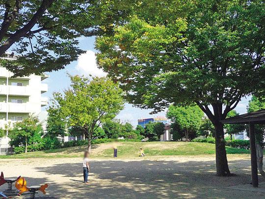 park. Near the 400m Town up to 400m kuzunoha No. 1 park until kuzunoha No. 1 park, There is a wide and lush park. Since there is also a playground equipment such as slides, Spend leisurely comfortably with their children