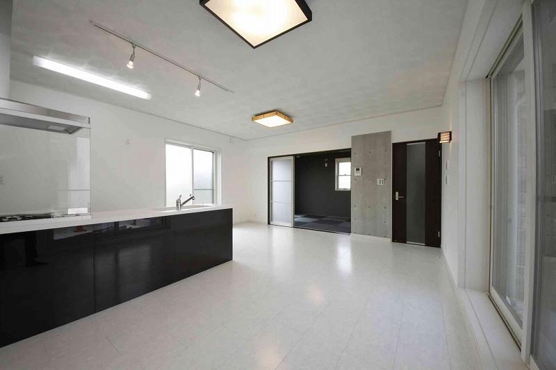  [Model house (81 No. land)]  It seems RC housing modern and chic interior. I feel stylish because they are unified in monotone.