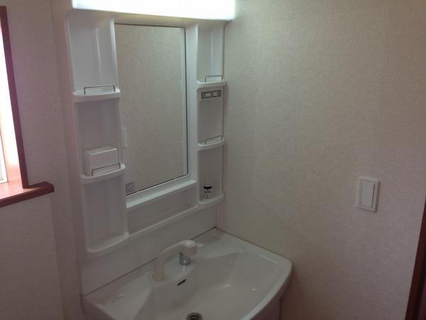 Wash basin, toilet. High-quality space is directing the room