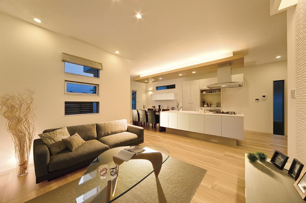 Same specifications photos (living). Turn the night, In calm atmosphere. Indirect lighting of the kitchen top, It illuminates the entire living.