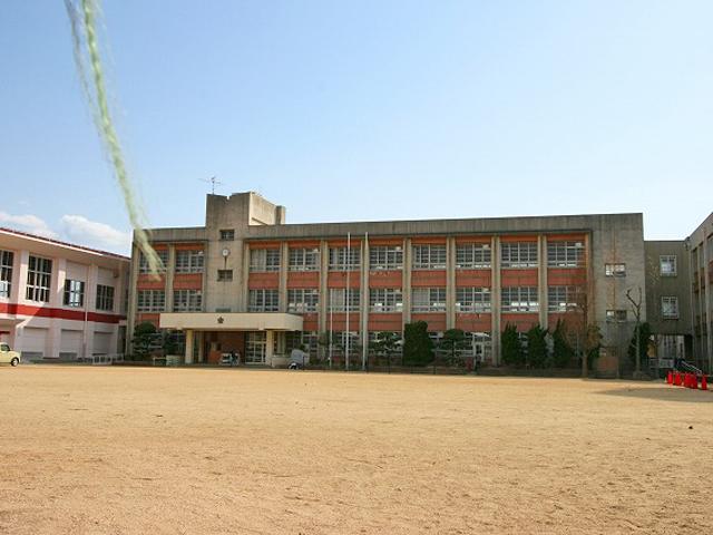 Primary school. North and Central to elementary school 1550m