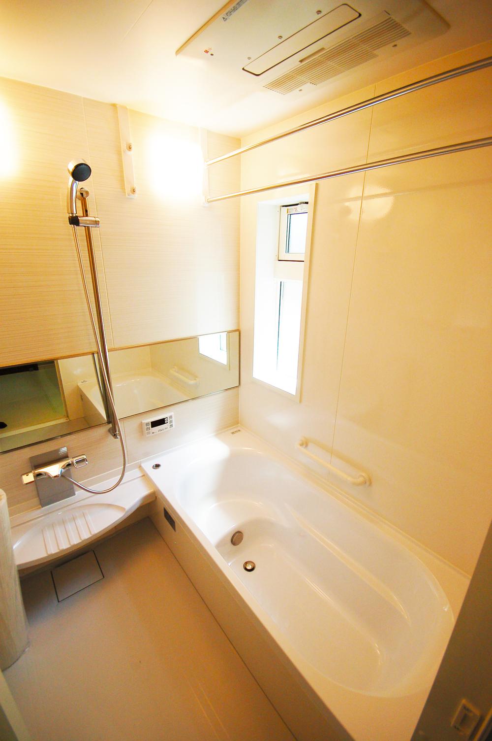 Bathroom. In spacious bathroom there is a feeling of cleanliness, You can heal the fatigue of the day slowly.