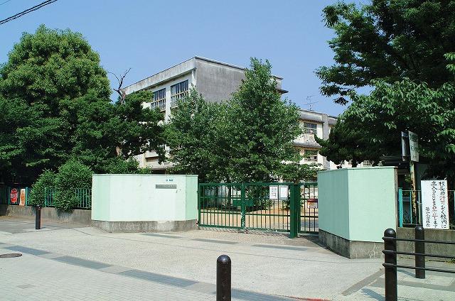 Primary school. To the second elementary school 620m