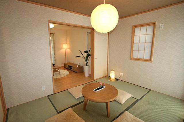 Non-living room. Japanese-style room next to the living room