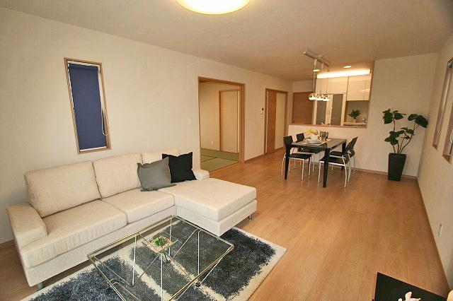 Living. 18 Pledge of spacious LDK Interior is furnished!