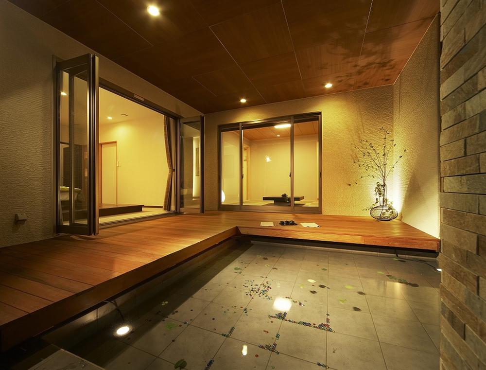 exhibition hall / Showroom. Sparkle at night lit up the surface of the water and sparkling, It begins to brew more fantastic atmosphere basin. Such as evening drink the cherry blossoms at night to fish, Ideal for leisurely spend location in a couple (Gallery House)
