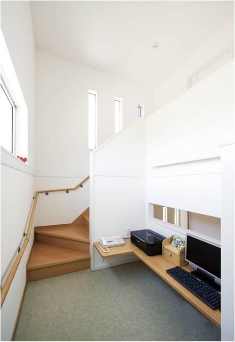 Building plan example (introspection photo). Take a wide landing of the stairs, Used as a study space.