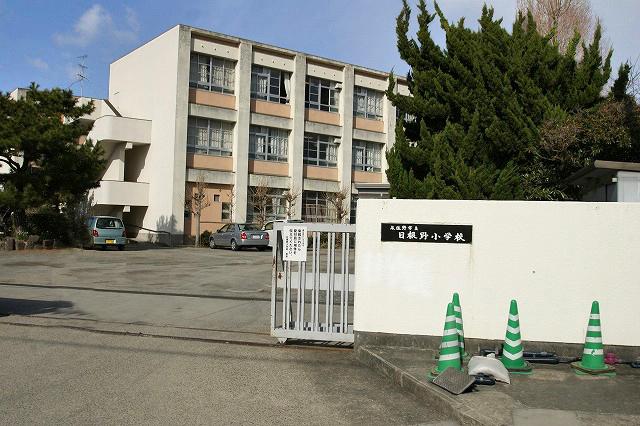 Primary school. Hineno to elementary school 1670m