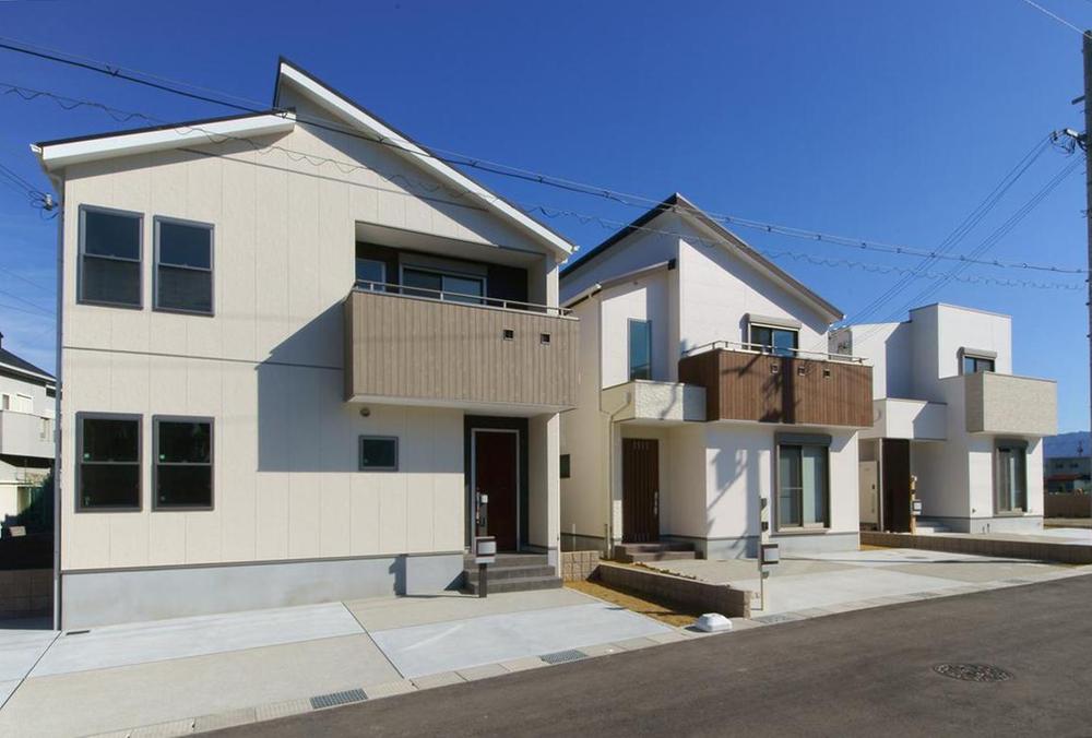 Local photos, including front road. From left 1 ~ 3 Building appearance (2013 November shooting)