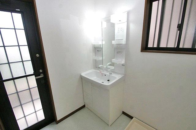 Wash basin, toilet. cross / Floor CF re-covering