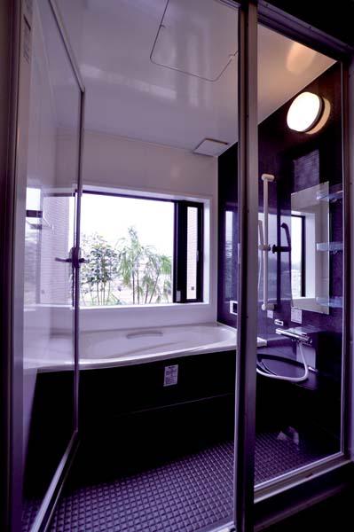 Bathroom. Spacious relaxing bathroom while watching the planting from the bath (No. 16 land model house)