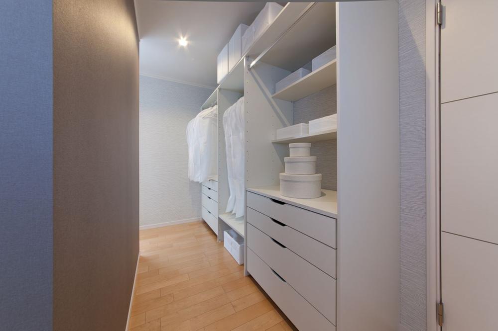 Receipt. Bedroom open closet. Since frequently used storage space, It was an emphasis on ease of use.