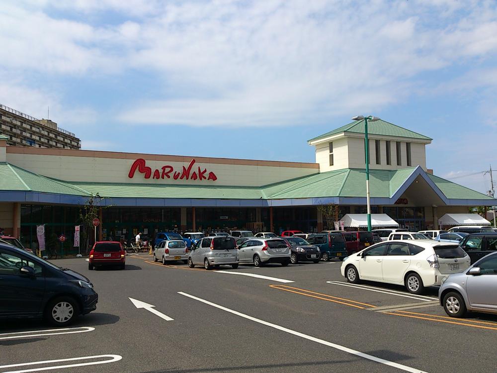 Supermarket. It is a large supermarket with a 1200m 100 more than one parking space to Sanyo Marunaka Izumisano shop. Since the latest of flyers can be confirmed by the Internet, It easily obtained the sale of information.