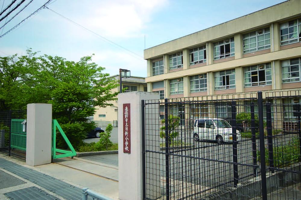 Primary school. Foster the 668m "dream until Izumisano Municipal Date new elementary school, Warm human relations full of school "," dream full ・ Peppy ・ Smile full ・ You are flowery school, "the education policy.