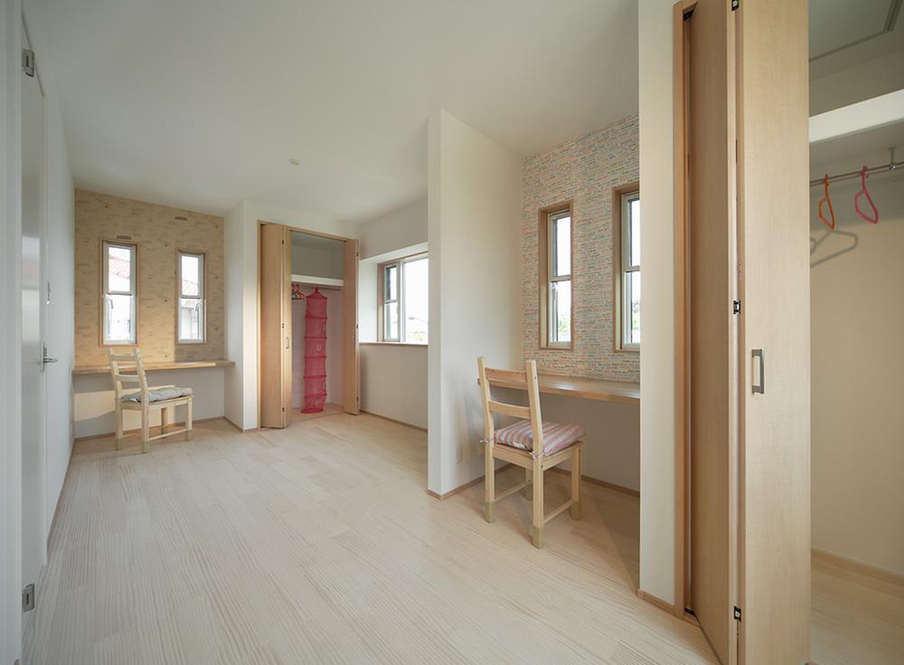 Model house photo. Children's room, which was also considered to health in flooring the face of natural materials. Using the partition can also be divided into two rooms (model house)