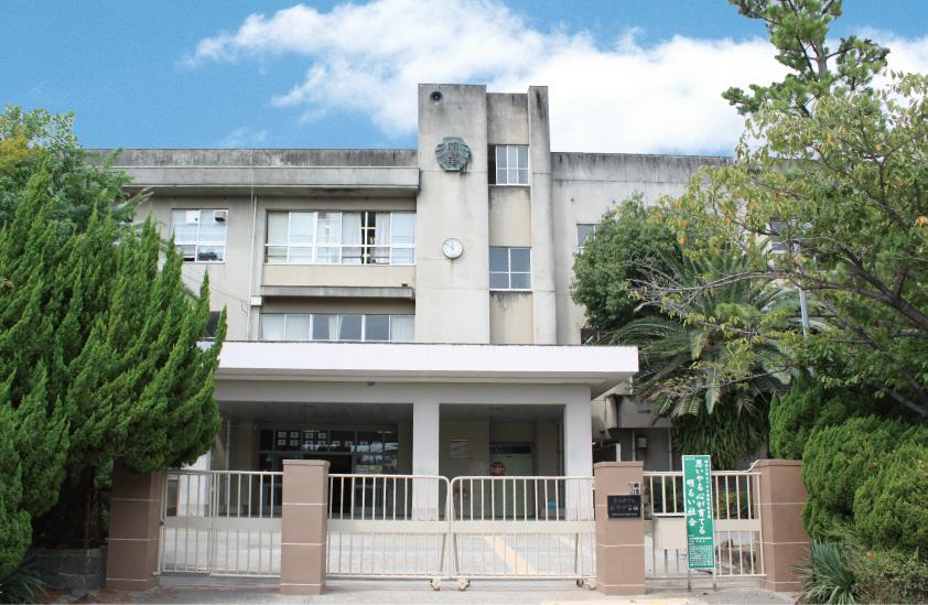 Junior high school. Put the emphasis on the 1800m all students can learn fun to Sano junior high school, Students are also doing a school building that is trusted by course guardian of the people and local.