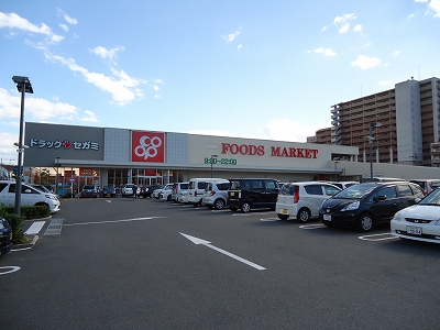 Supermarket. 530m to Cope Izumisano (super)