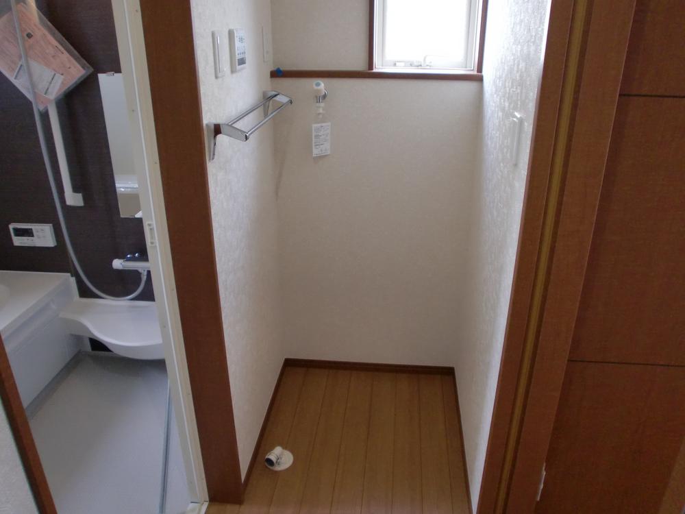 Wash basin, toilet.  ☆ Washing machine Storage ☆