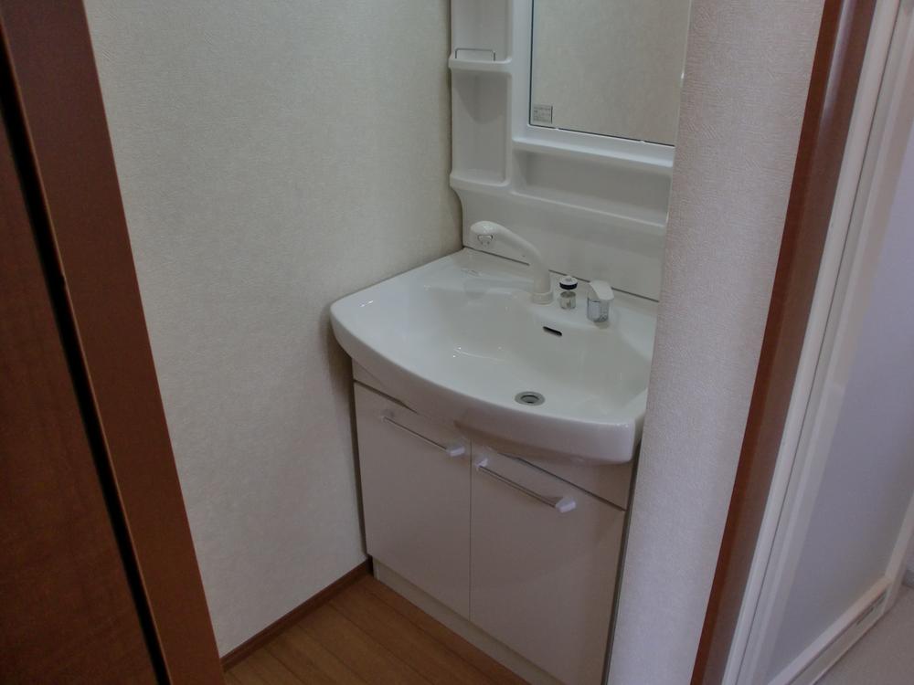 Wash basin, toilet.  ☆ Shampoo dresser ☆