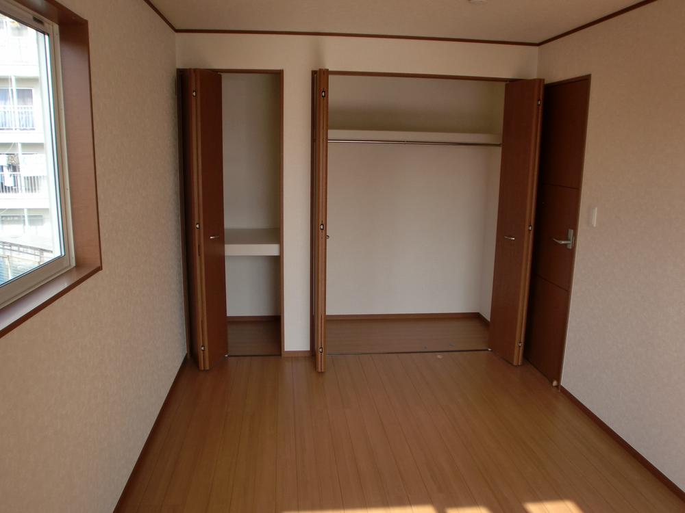 Non-living room.  ☆ Large closet ☆