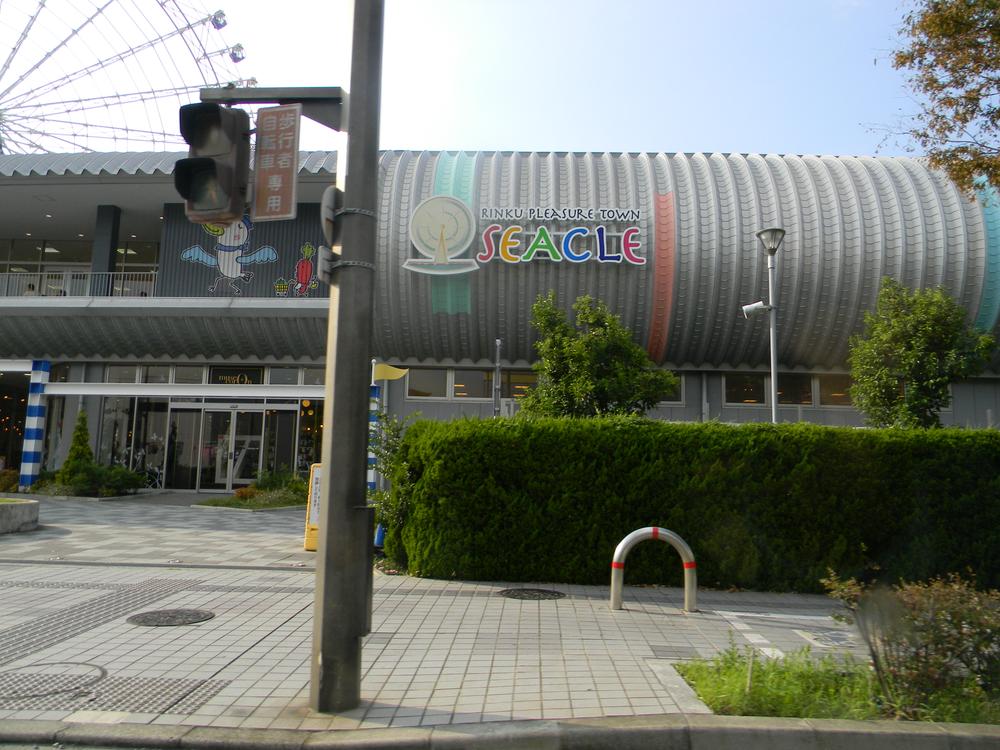 Shopping centre. It is abundantly align a variety of commercial facilities in the 600m Rinku Town to Shikuru.