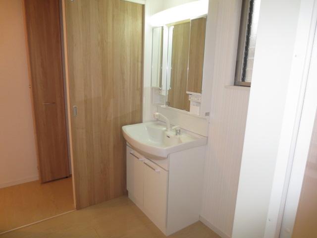 Wash basin, toilet. Same specifications basin ☆