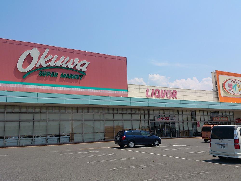 Supermarket. It is provided with a 1709m wide parking lot to Okuwa Izumisano Matsukazedai shop, There is a large home improvement next to. Also, Convenience is also a little shopping because there is also a 100 yen shop.