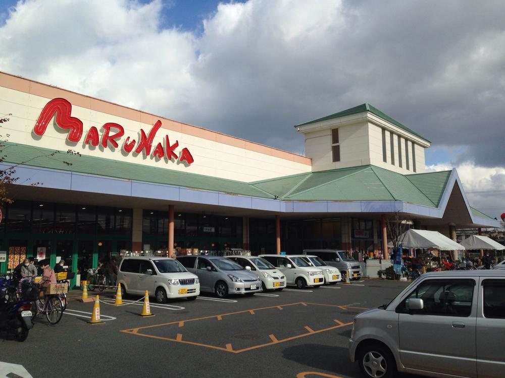 Supermarket. It is a large supermarket with a 809m 100 more than one parking space to Sanyo Marunaka Izumisano shop. Since the latest of flyers can be confirmed by the Internet, It easily obtained the sale of information.