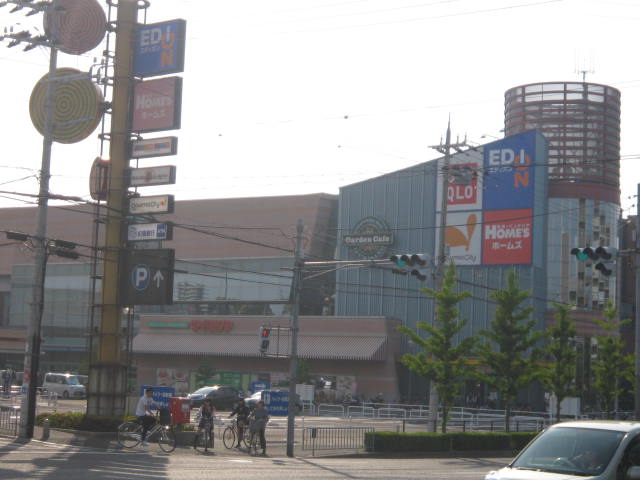 Shopping centre. Shoppers Mall Izumisano until the (shopping center) 747m