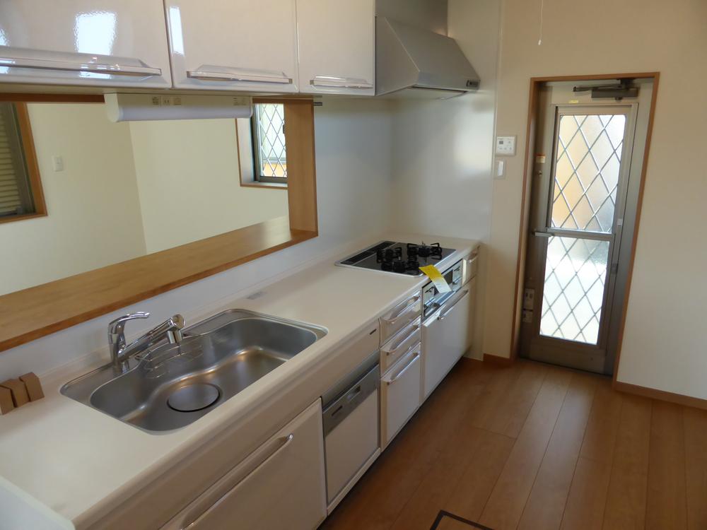 Kitchen. Since it is out from the counter kitchen back door to the family of the smile is visible, very convenient.