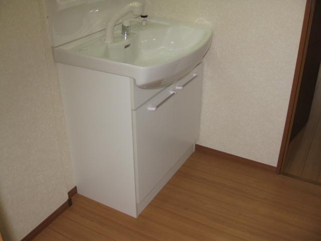 Wash basin, toilet.  ☆ Wash basin with shampoo dresser ☆