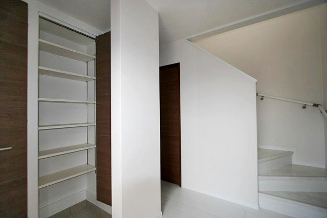 Entrance. Doma storage