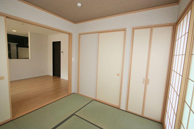 Non-living room. Japanese-style room next to the living room