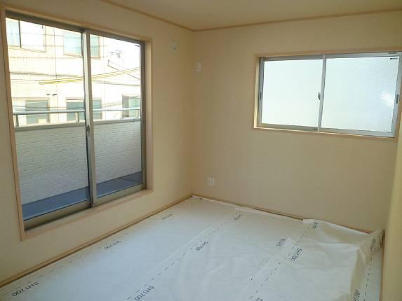 Non-living room. With large windows, Bright Japanese-style room!