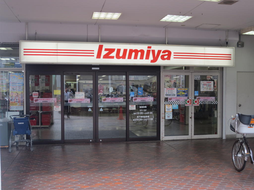 Shopping centre. Izumiya Kadoma store up to (shopping center) 882m
